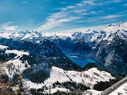 冬季雪山湖泊山水风景摄影图片