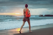 欧美美女行走在海边背影图片