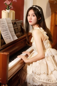 正在弹钢琴的亚洲清纯美女图片