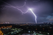 电闪雷鸣城市夜景摄影图片