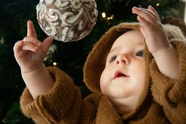 圣诞宝宝触摸圣诞彩球摄影图片