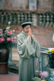 低头双手合十虔诚祈祷的越南美女图片