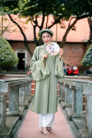 手持扇子的越南传统服饰美女图片