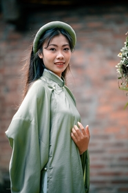 越南清新素雅传统服饰美女图片