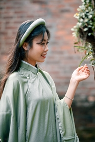 越南穿着传统服饰的侧颜美女图片