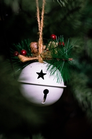 白色圣诞球冷杉装饰摄影图片
