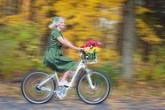 秋天树林骑单车的欧美美女图片