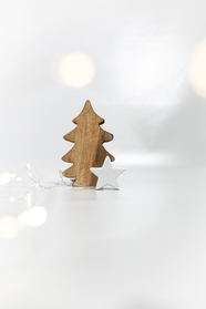 木头雕刻的圣诞树装饰图片