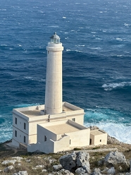 蓝色大海海边白色灯塔建筑摄影图片