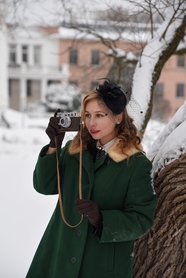 冬季户外手持照相机的美女图片