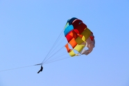 蓝色高空极限跳伞运动摄影图片