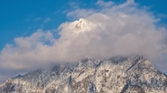 冬季云雾缭绕雪山山脉风光摄影图片