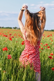 红色花海性感吊带裙美女人体写真图片
