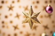 圣诞节金色五角星装饰摄影图片
