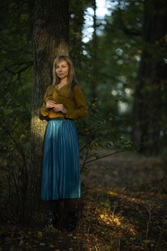 秋天树林蓝色裙子棕色衬衣美女写真图片