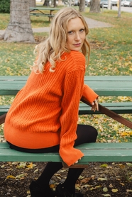 秋天公园橙色毛衣金发美女图片