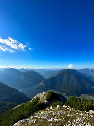 蓝色天空阿尔卑斯山湖泊风光摄影图片