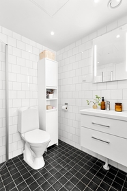 白色浴室洗手间马桶浴室柜摄影图片