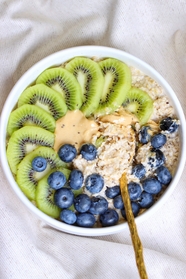 猕猴桃蓝莓麦片早餐美食图片
