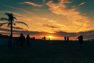 日暮黄昏海滩人物剪影摄影图片