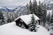 冬季阿尔卑斯山雪山雪屋摄影图片