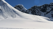 冬季白色积雪雪山岩石风光摄影图片