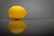 一个柠檬放在桌子上图片