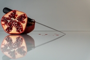 水果刀切开的红色石榴图片
