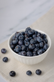 白色瓷碗健康有机蓝莓摄影图片