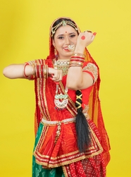 红色传统印度服饰美女写真图片