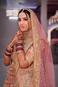 印度穿着传统服饰的美女新娘图片