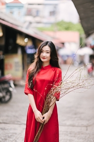 越南街头红色奥黛美女写真图片