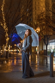 午夜街头站着撑伞美女图片