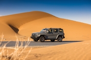 金色沙漠越野汽车摄影图片