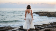 海边海岸礁石白色连衣裙美女背影图片