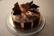 黑色美味巧克力片蛋糕摄影图片