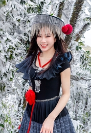 冬季戴着头饰穿着传统服饰的美女图片