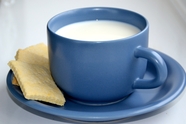 蓝色马克杯牛奶饮料摄影图片