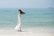 夏日蓝色海边清新白色连衣裙美女写真图片