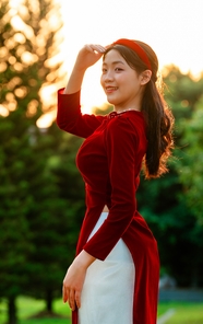 亚洲越南奥黛服饰美女逆光写真摄影图片