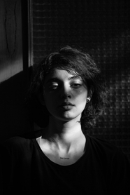 黑色悲伤艺术风格伊朗美女肖像摄影图片