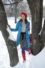 冬季白色雪地蓝色大衣戴帽美女写真图片