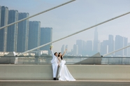 城市高楼大厦桥上情侣拍婚纱图片