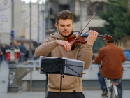 街头艺人帅哥拉小提琴摄影图片