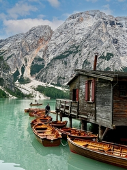 意大利唯美峡谷山水游船木屋摄影图片