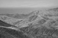 贫瘠山脉风光黑白摄影图片