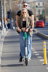 街拍电动滑板车情侣摄影图片