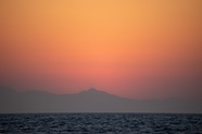 日暮黄昏静谧远山湖泊风光摄影图片