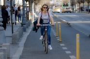 欧美美女街边骑自行车摄影图片