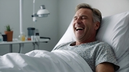 医院病床上哈哈大笑的男子图片
